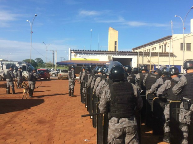 Policiais militares em fila para entrar no Presídio Estadual de Dourados (Foto: Camilla Jovê/ TV Morena)