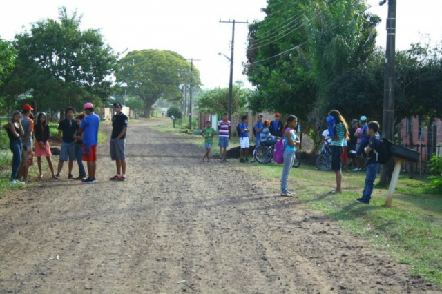 Antes de morrer, estudante pediu para cuidar da filha; alunos faltam à aula Estudantes se reuniram em grupos em frente à escola. Foto: Marcos Ermínio
