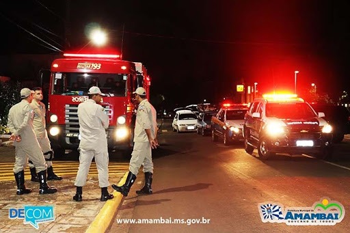 Jovens são autuados pela PM por desrespeitarem o toque de recolher em Amambai O que os jovens disseram aos policiais não se configura como justificativa de caráter excepcional e inadiável previsto no Decreto Municipal / Foto: Decom