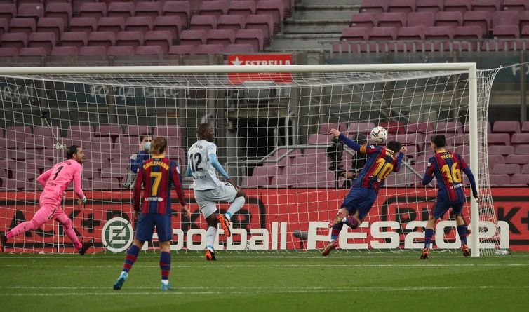 Pelé homenageia Messi por igualar recorde de gols em mesmo clube Jogador argentino marca gol de cabeça e iguala recorde de Pelé, de 643 gols vestindo a camisa de um único clube - REUTERS/Albert Gea/Direitos reservados