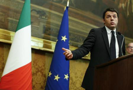 Primeiro-ministro da Itália, Matteo Renzi, fala com jornalistas após reunião com líderes parlamentares, em Roma.