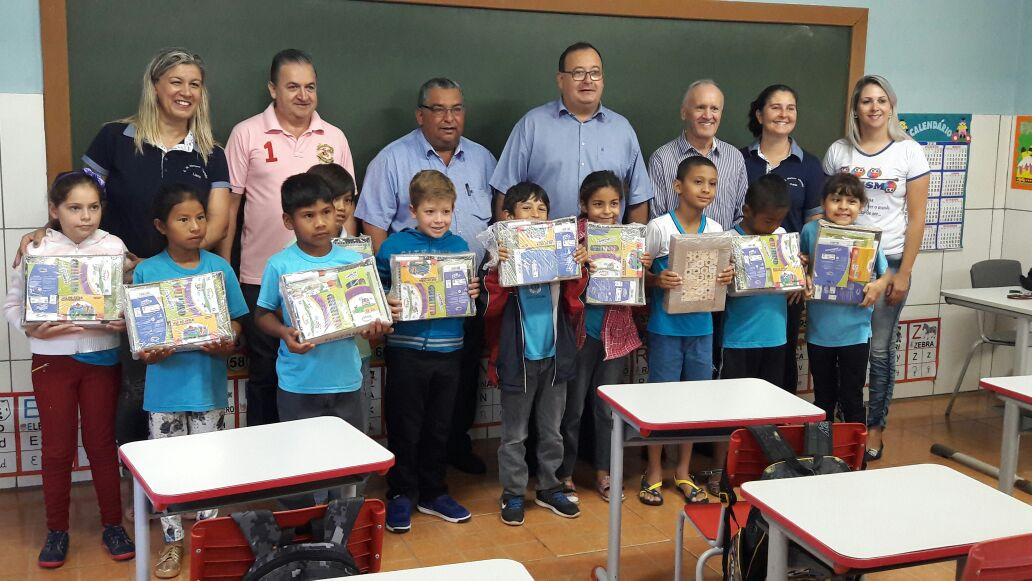 Prefeitura de Amambai entrega kits para alunos da Reme Os kits estão sendo entregues pelo prefeito e vice-prefeito de Amambai, Dr. Bandeira e Valter Brito, respectivamente / Foto: Decom