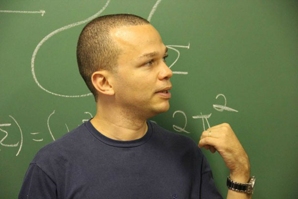 O matemático é um dos candidatos a receber a medalha Fields (Foto: Globo/Letícia Castro)
