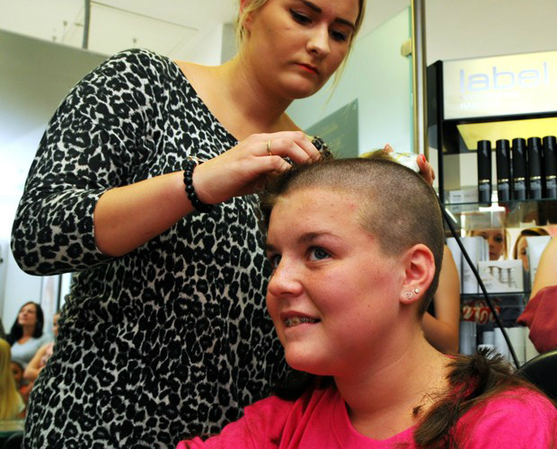 Charlotte Duggan no dia em que raspou o cabelo (Foto: Basingstoke Gazette/Solent News & Photo Agency)