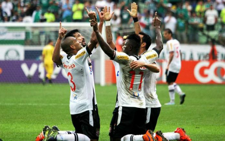 Riascos, Rodrigo, Nenê, Rafael Silva e Luan comemoram: camisa 10 teve grande atuação (Foto: Marcos Ribolli)