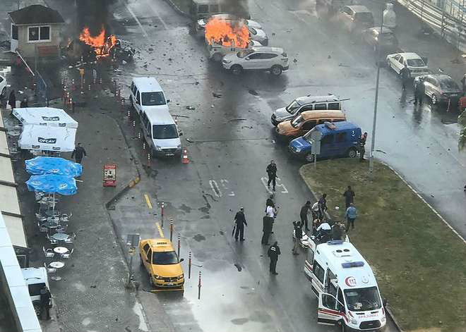 Carro-bomba provoca forte explosão em Esmirna, na Turquia (Foto: Divulgação)