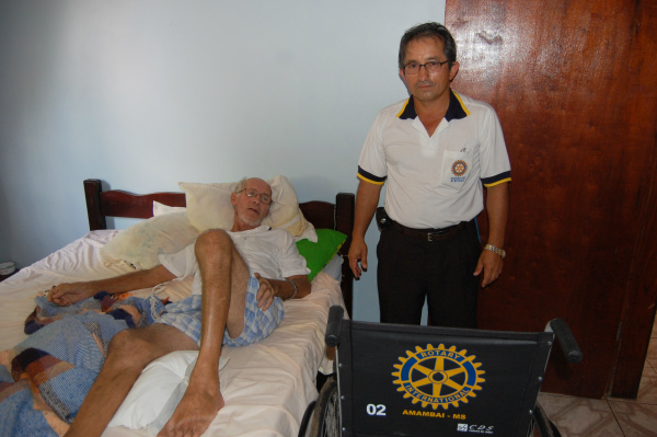 O rotariano, Edno Saldanha, com um dos beneficiados do projeto em 2010.