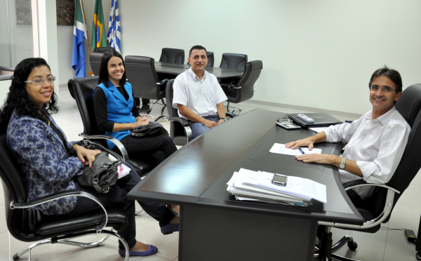 Prefeito Dirceu Lanzarini e a direção da escola Fernando. Cursos profissionalizantes serão realizados gratuitamente em Amambai.