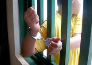 CCJ rejeita redução da maioridade penal A CCJ rejeitou, por 11 votos a 8, proposta que permitiria ao Judiciário condenar à prisão de menores de 18 e maiores de 16 anos