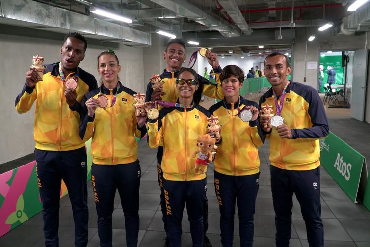 Brasil faz melhor campanha parapan-americana da história Atletas brasileiros comemoram medalhas conquistadas no Parapan de Lima - Rodolfo Vilela/ rededoesporte.gov.br