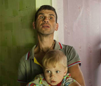 Aleksandr, que tem paralisia cerebral, e seu filho Ivan em centro para deslocados ucranianos ao leste da Ucrânia. Foto: Acnur/E.Ziyatdinova