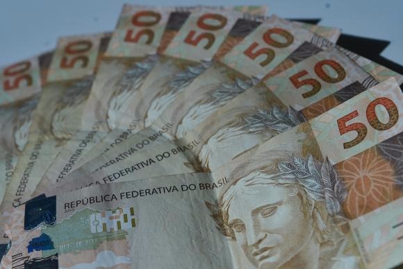 Índice de Confiança do Consumidor recua 1,9 ponto entre maio e junho De acordo com a FGV, a avaliação dos consumidores sobre a situação financeira de suas famílias foi o componente que mais contribuiu com a queda do índice ao recuar 5,6 pontos em apenas um mês