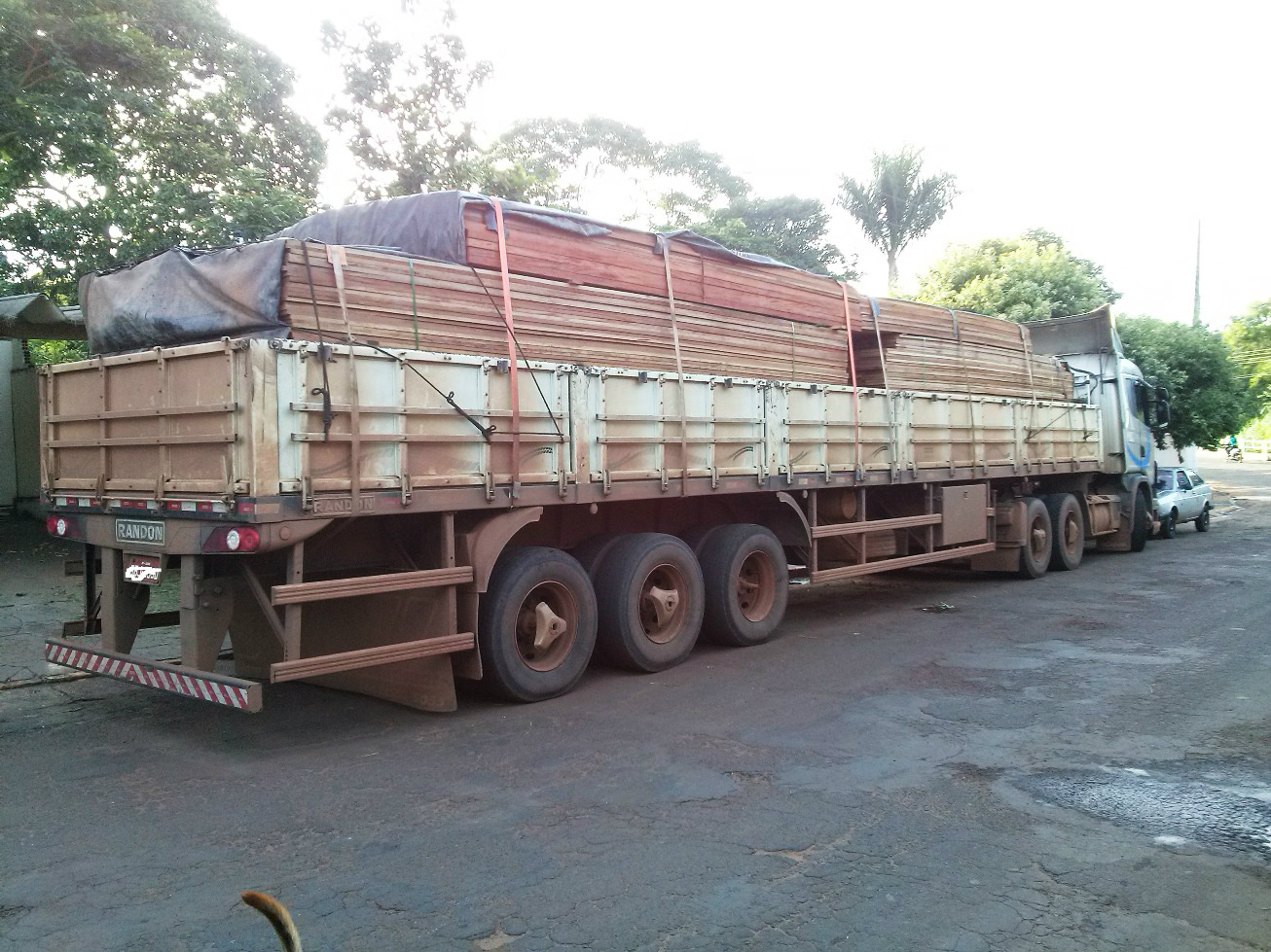 PMA apreende três carretas com carga de madeira ilegal
