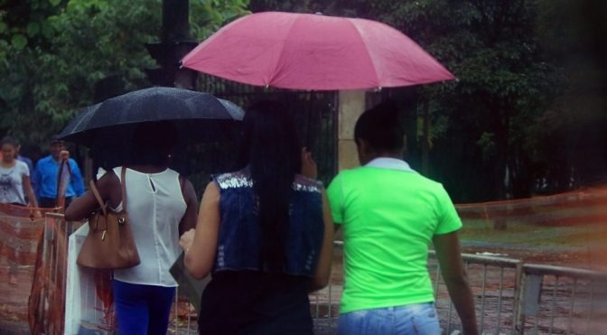 Guarda-chuva é item obrigatório na volta do feriado em MS Foto: Edemir Rodrigues