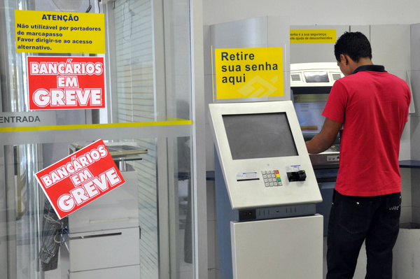 Bancários decidem entrar em greve a partir do dia 19