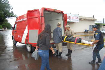 O condutor da moto, Wellinton Aquino, sendo transportado para o Hospital Regional. Foto: Moreira Produções. 