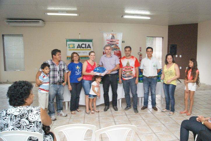 Associação Comercial de Amambai entrega brinquedos para Pastoral da Criança A presidente da Pastoral recebeu os brinquedos no ato / Foto: Assessoria