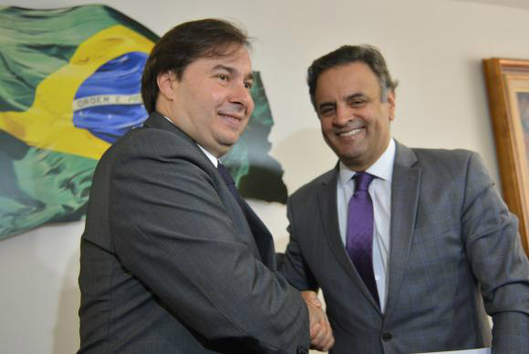 Presidente da Câmara vai trabalhar pela união da base do Governo Temer Rodrigo Maia e Aécio Neves: compromisso pela união da base aliada ao governo do presidente Michel Temer