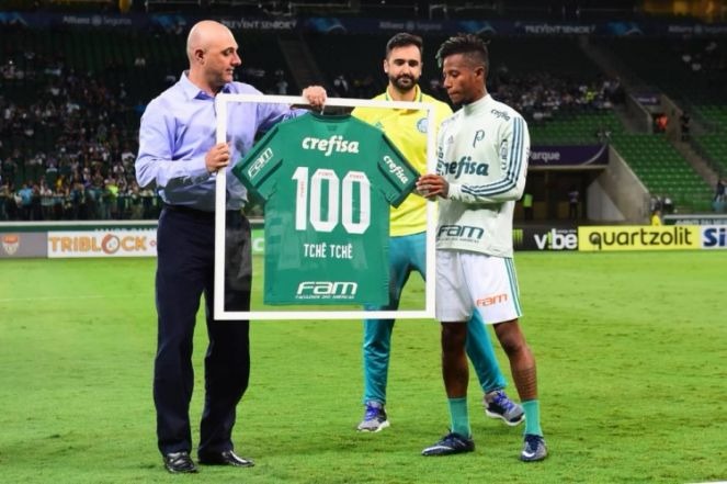 Borja faz dois, mas Palmeiras cede empate ao Linense e perde 100% Tchê Tchê foi homenageado ao completar 100 jogos com a camisa do Verdão (Foto: Gazetapress)