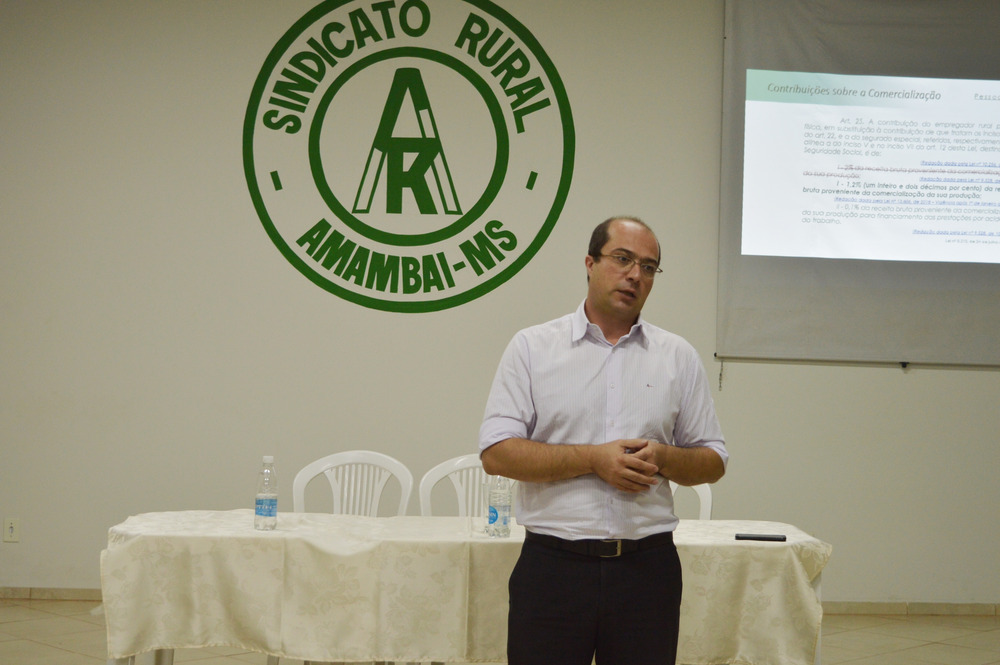 Preocupados, produtores rurais de Amambai debateram Funrural nessa quinta (15) Carlos Daniel Coldibelli Francisco falou sobre a problemática do Funrural / Foto: Moreira Produções