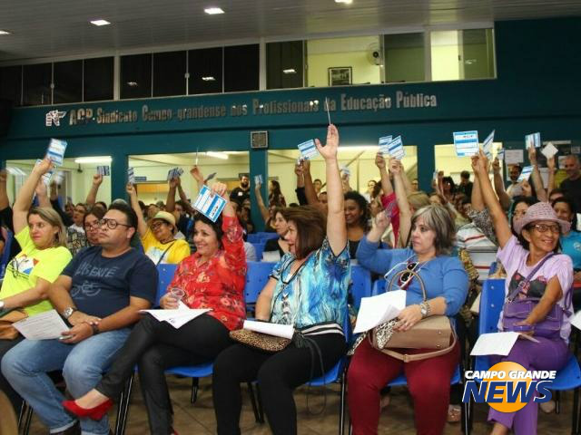 Professores estaduais de Campo Grande aprovaram greve na hora do almoço (Foto: Fernando Antunes)