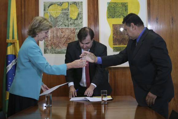 Maia diz que mudança de comando na Câmara não vai atrasar Reforma da Previdência O presidente da Câmara dos Deputados, Rodrigo Maia, empossa dois suplentes que ocuparão vagas de titulares que se licenciaram (Foto: José Cruz/Agência Brasil)