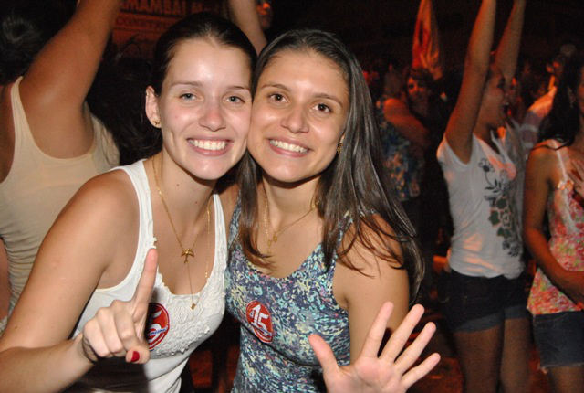 A família e amigos de Sérgio Barbosa participaram da comemoração junto com a população.Na foto, as filhas Juliana e Ananda Rozin Barbosa.Foto: Moreira Produções