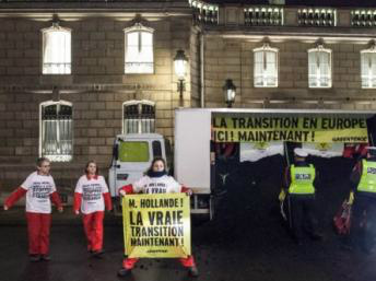 Um pouco antes das seis da manhã desta quarta-feira, militantes do greenpeace se manifestaram em frente do Palácio do Eliseu.Greenpeace / Pierre Baelen