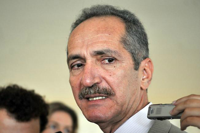 "Faxina" de Aldo esbarra em "paredão" comunista "Faxina" de Aldo esbarra em "paredão" comunista