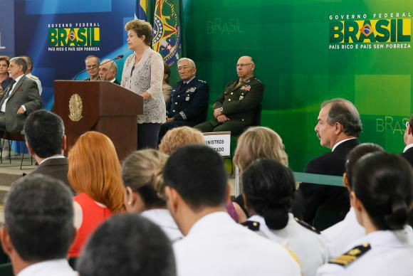 Dilma almoça com generais e diz que defesa e democracia andam juntas Dilma participa de confraternização com comandantes militares Roberto Stuckert Filho/Presidência da República