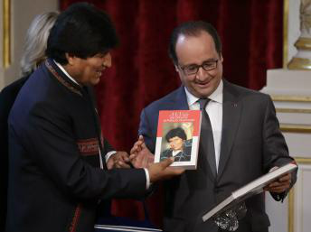 Depois de receber honoris causa, Morales se alia a Hollande para COP 21 O presidente francês, François Hollande (direita), recebe livro oferecido pelo presidente da Bolívia, Evo Morales, depois de uma reunião no Palácio do Eliseu, em Paris. Reuters/Philippe Wojazer