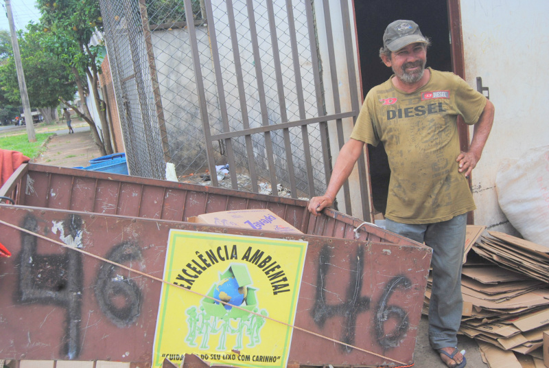 Amambai: A dificuldade de ser coletor de papelões e materiais recicláveis Empurrando seu carrinho, o senhor Antônio Felipak, ganha as ruas da cidade crepúsculo. Foto: Moreira Produções