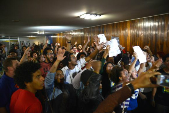 Grupos provocam tumulto na Câmara em dia de votação da maioridade penal Ativistas a favor e contra a redução maioridade penal se encontram na entrada da Câmara dos DeputadosFoto: Wilson Dias/Agência Brasil