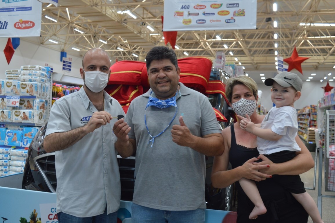 Ednilson Zalabarrieta é o ganhador do carro 0 KM sorteado pelo Ki-Carne O ganhador Ednilson Zalabarrieta recebendo a chave do carro HB20 0km da família Signori. /Foto: Moreira Produções