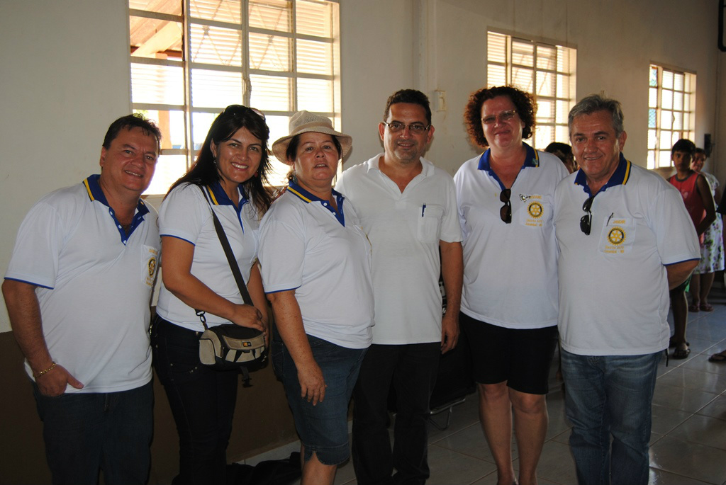 Para comemorar os 109 anos do RI, Rotary de Amambai e parceiros realizam projeto Rotarianos de Amambai: (E/D) Darlan, Derly, Zaira, Pedro Humberto, Viviane e Jandir.