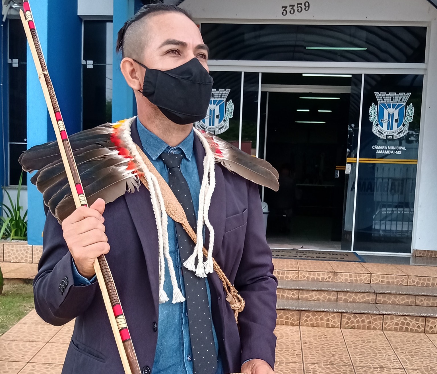 Ismael despediu-se do seu mandato como vereador trajando adereços indígenas / Foto: Divulgação