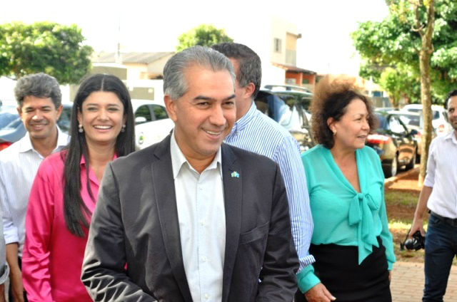 Governador Reinaldo Azambuja ao chegar em evento diz que respeita a decisão da Fetems, mas pede prudência aos professores em relação a greve (Foto: Marcelo Calazans)