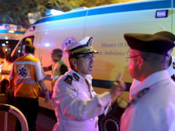 Polícia abre o caminho para ambulâncias que transportam os corpos dos passageiros do avião russo que caiu no Sinai no dia 31 de outubro de 2015. Reuters/Asmaa Waguih