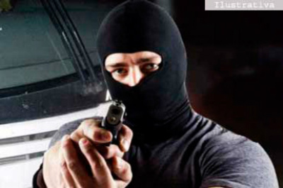 Os assaltantes  estavam encapuzados e usando armas de fogoFoto: Ilustrativa