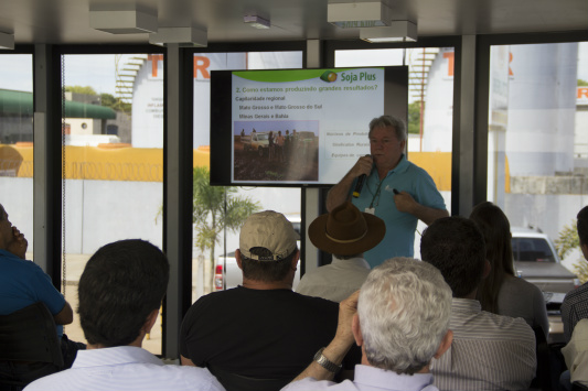 Engenheiro Agrônomo Laurindo Petelinkar tratou sobre o programa Soja Plus que tem oferecido ferramentas para o produtor lidar com questões legislativas, sociais, ambientais, entre outros assuntos relevantes para o sucesso da produção / Foto: Assessoria