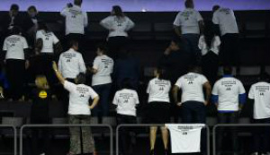 Grupos provocam tumulto na Câmara em dia de votação da maioridade penal Manifestantes a favor da proposta de emenda à Constituição (PEC) 171/93 que reduz maioridade penal de 18 para 16 anos nos casos de crimes hediondos, durante Sessão da Câmara para votar a PEC / Foto: Wilson Dias/Agência Brasil
