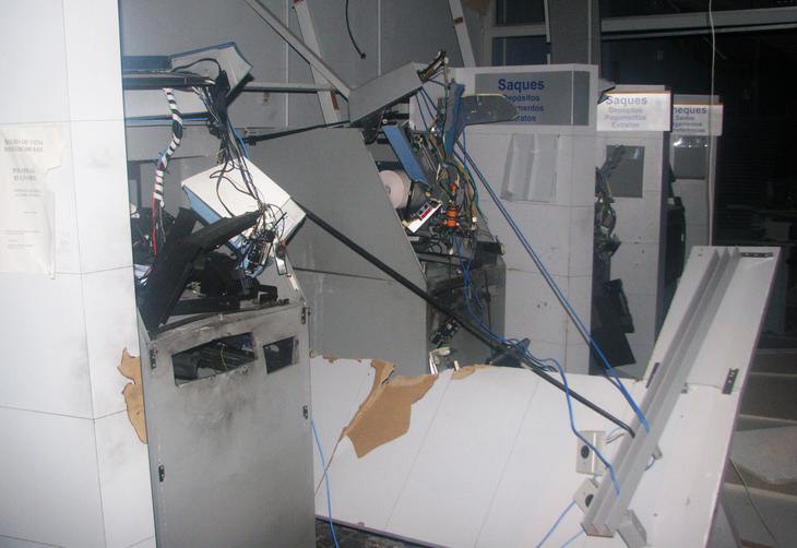 PF prende quadrilha que explodia caixas eletrônicos e roubava ônibus no Paraná