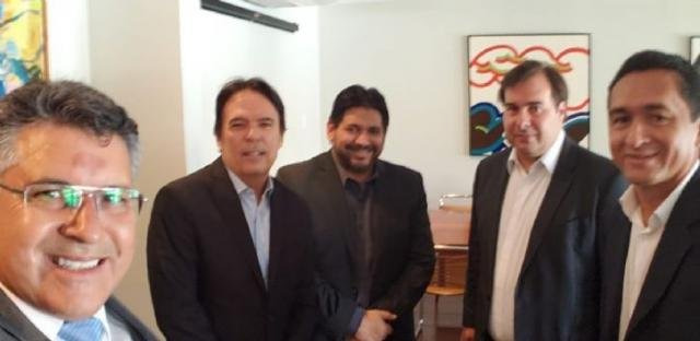 Isaías (à esquerda), com direção do PRB e Rodrigo Maia (segundo à direita) ao assumir mandato. (Foto: Divulgação)