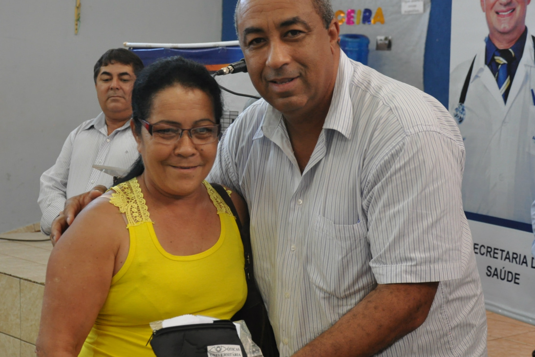 Vereador Carlinhos entregando óculos a cidadã / Foto: Assessoria