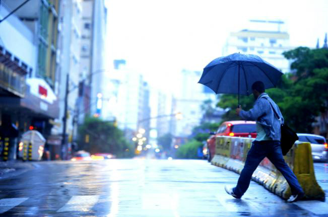 Chove em grande parte do Brasil nesta segunda-feira