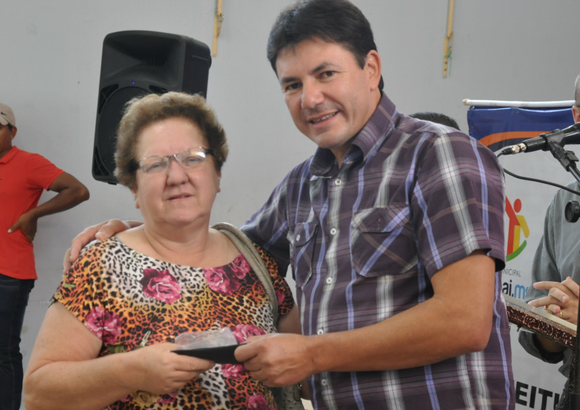 Jaime Bambil, presidente da Câmara de Vereadores, entregando óculos para idosa / Foto: 