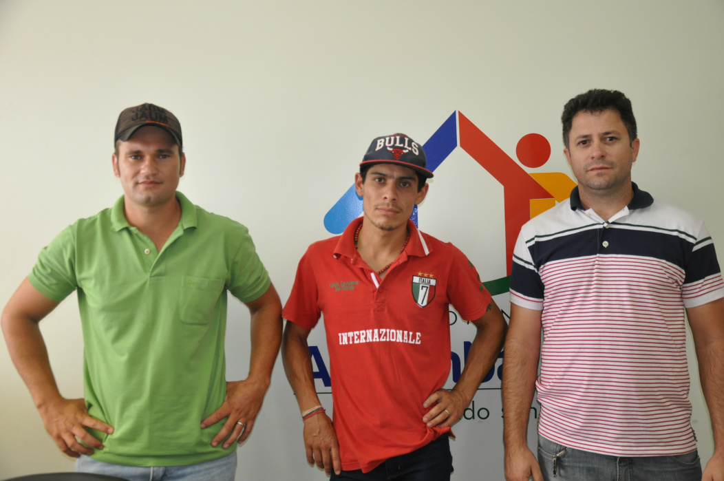 Peão amambaiense é premiado em rodeio de Itaquiraí O presidente da associação, Lucas Vieira Brandão, o presidente da Fundesc, Elton Marques e o peão Cleiton Miranda / Foto: Assessoria
