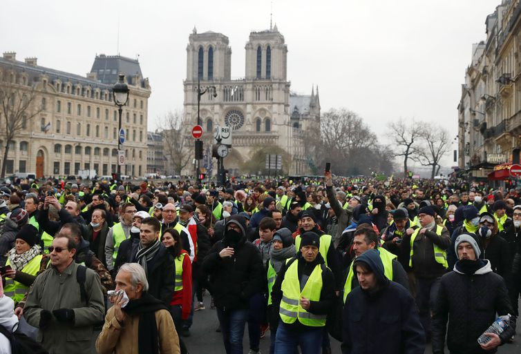 Coletes amarelos retomam protestos na França; 101 pessoas são detidas Manifestantes vestindo coletes amarelos ocuparam ruas de Paris e protestaram contra o governo / Foto: Gonzalo Fuentes/Reuters