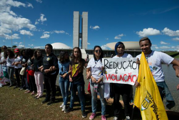 Grupos contrários à PEC que reduz a maioridade penal fazem protesto em frente ao Congresso NacionaFoto: lMarcelo Camargo/Agência Brasil