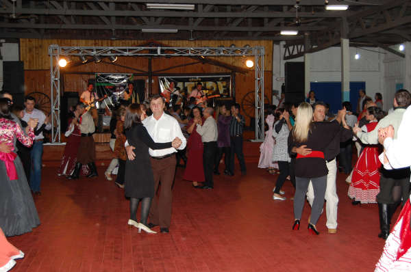 Curso de dança do CTG de Amambai atrai grande número de alunos.
